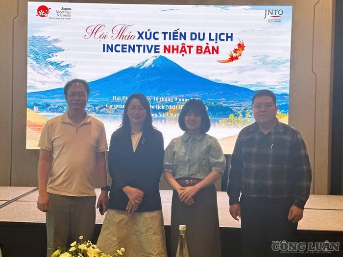 Các đại biểu chụp ảnh lưu niệm tại Hội thảo.