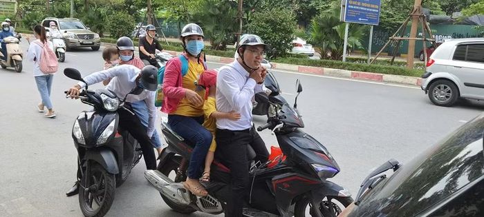 Các thành viên CLB Thanh niên luật sư Hà Nội sẵn sàng và kịp thời đưa đón các bệnh nhân nhi có hoàn cảnh khó khăn. Ảnh: CLB