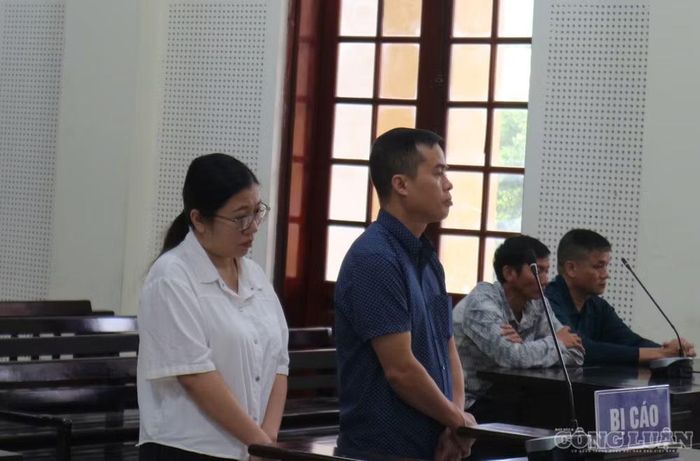 Hai bị cáo tại phiên tòa. Ảnh: Kim Long