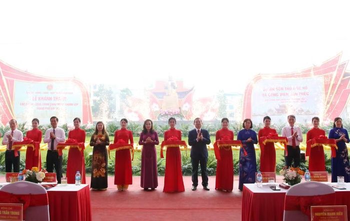 Các đại biểu cắt băng khánh thành công trình Đền thờ Bác Hồ và dự án đầu tư xây dựng hạ tầng kỹ thuật, các công trình phụ trợ Công viên Văn Miếu. Ảnh: bacninh.gov.vn