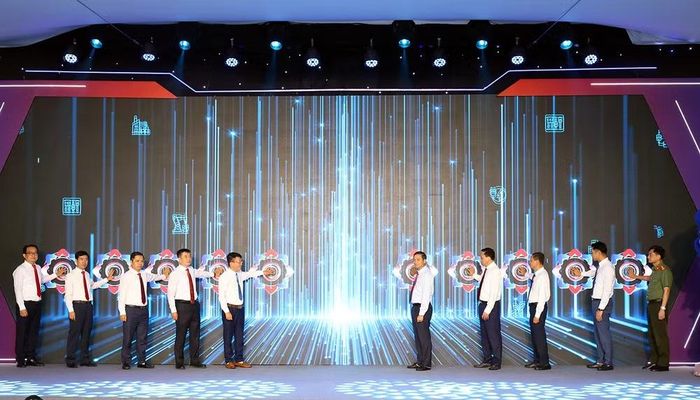 Các đại biểu thực hiện nghi thức bấm nút khởi công Dự án đầu tư xây dựng và kinh doanh kết cấu hạ tầng KCN Nghĩa Hưng.Ảnh: bacninh.gov.vn
