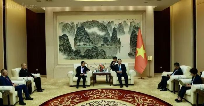 Phó Thủ tướng Thường trực đề nghị CCCC nghiên cứu quy hoạch, phối hợp với các bộ, ngành liên quan và các doanh nghiệp Việt Nam để tìm kiếm cơ hội hợp tác, đầu tư phù hợp - Ảnh: CP