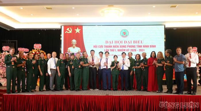 Ban Chấp hành Hội cựu TNXP tỉnh Ninh Bình khóa I nhiệm kỳ 2026-2031 ra mắt Đại hội và chụp ảnh lưu niệm.