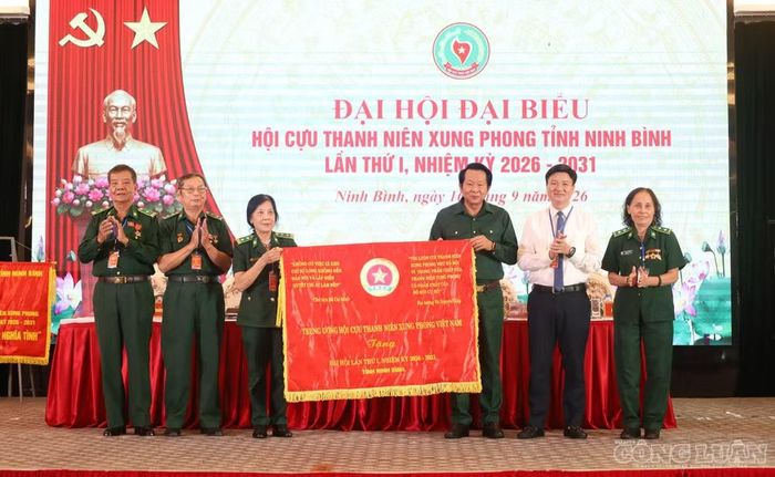 Ông Thân Đức Nam, Chủ tịch Trung ương Hội Cựu TNXP Việt Nam tặng bức trướng của Hội Cựu TNXP Việt Nam cho Hội Cựu TNXP tỉnh Ninh Bình.