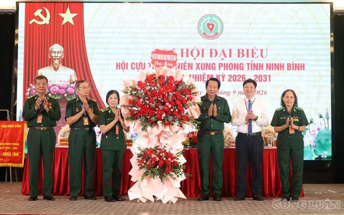Ông Thân Đức Nam, Chủ tịch Trung ương Hội Cựu TNXP Việt Nam tặng hoa chúc mừng Đại hội. Ảnh: Văn Thanh