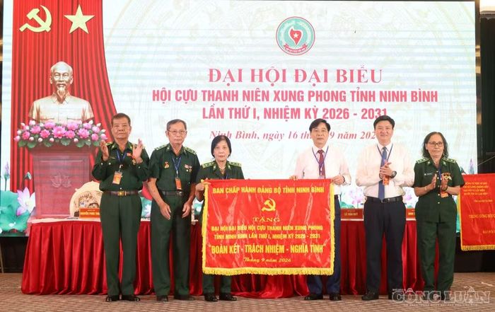 Ông Nguyễn Anh Chức, Ủy viên Ban Thường vụ Tỉnh ủy, Phó Chủ tịch UBND tỉnh tặng bức trướng cho Hội Cựu TNXP tỉnh Ninh Bình. Ảnh: Văn Thanh.