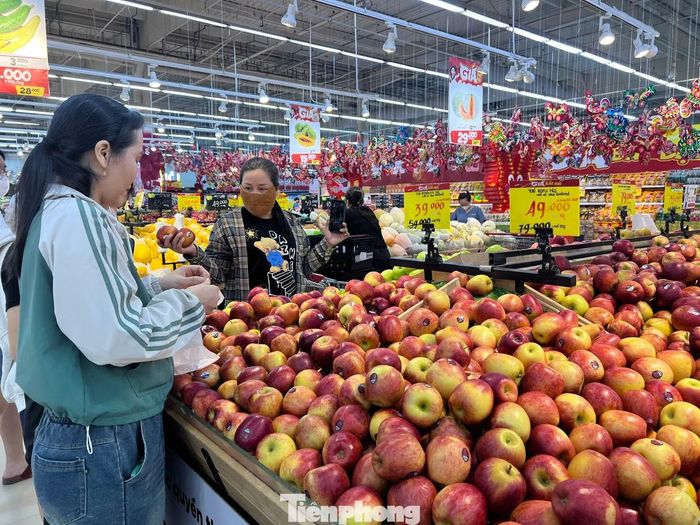 Trái cây nhập khẩu giá rẻ hút khách.
