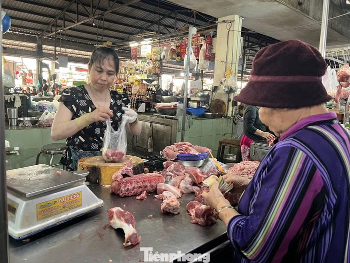 Thịt trong nước giá cao, sức mua chậm.