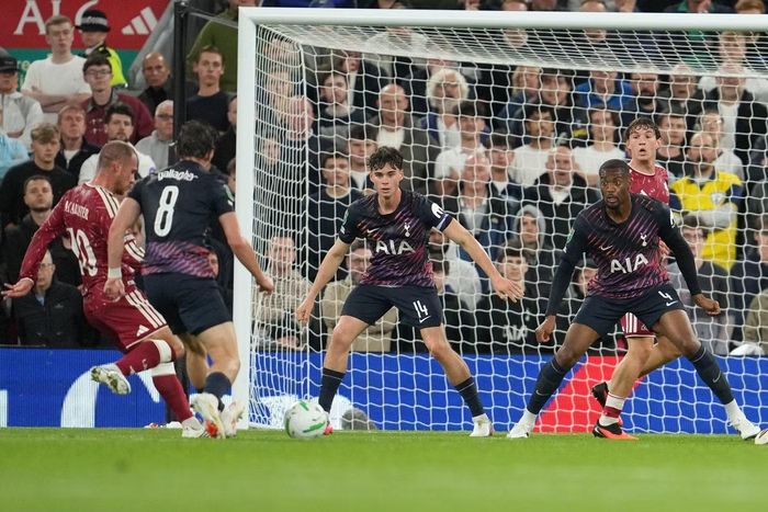  Mac Allister (áo đỏ) tung cú cứa lòng đẹp mắt, mở tỷ số cho Liverpool trước Tottenham. 