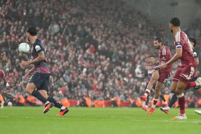  Szoboszlai tung cú sút xa hiểm hóc, ấn định thắng lợi 3-1 cho Liverpool. 