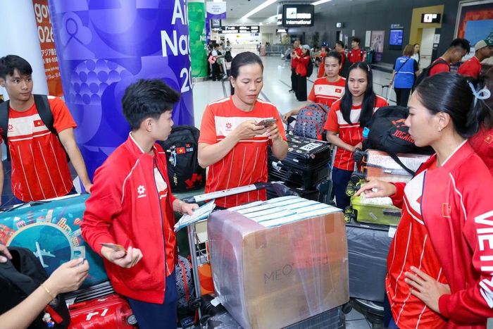 Các thành viên đoàn TTVN làm thủ tục tại Nagoya (ảnh B.L)