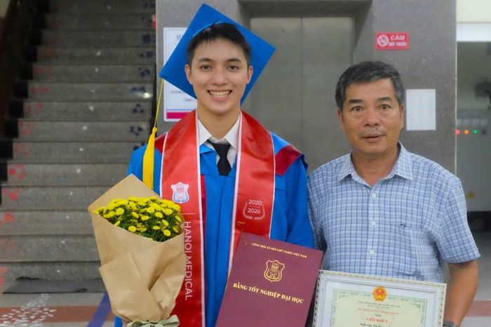 Huy tốt nghiệp loại giỏi tại Trường ĐH Y Hà Nội, đỗ bác sĩ nội trú ngành Ung thư. Ảnh: NVCC