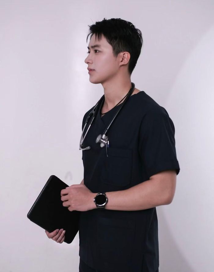"Em vẫn có rụng tóc, vẫn có mọc mụn và nhất là thâm mắt trường diễn". Ảnh: NVCC