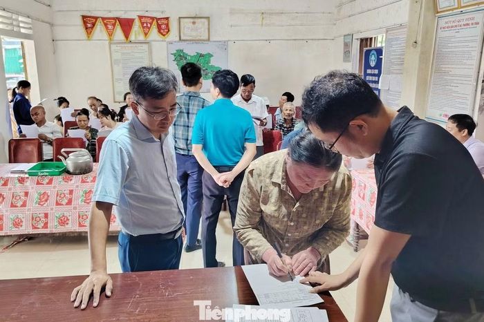 Người dân xóm Nam Cát, xã Kim Liên, Nghệ An đồng thuận ký tên hiến đất để mở đường.