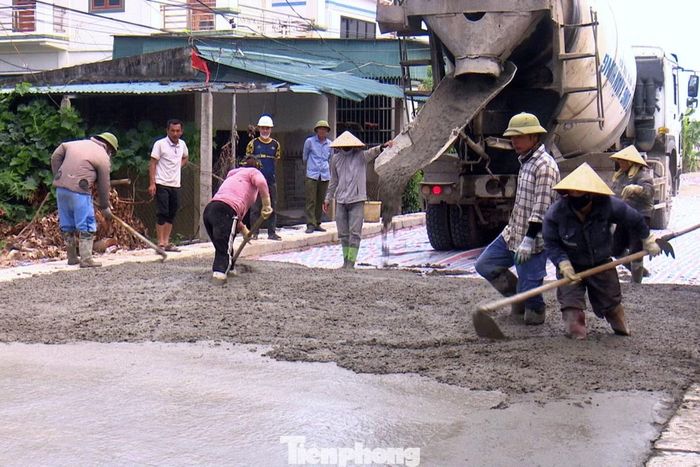 Tuyến đường từ thôn Vạn Phú đi thôn Diễn Phong được mở rộng nhờ sự đồng thuận của người dân
