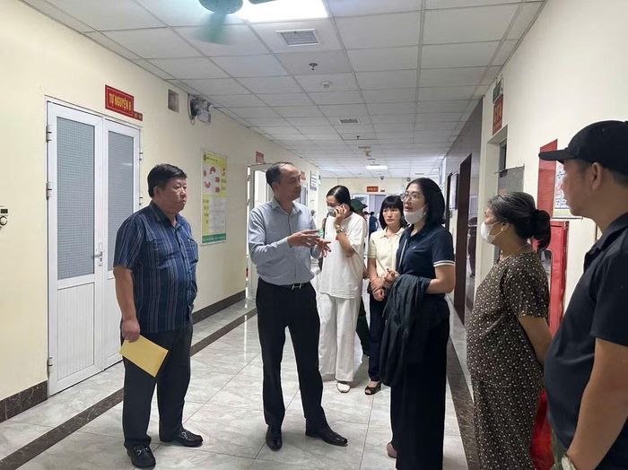 Lãnh đạo phường thăm hỏi, động viên gia đình các nạn nhân