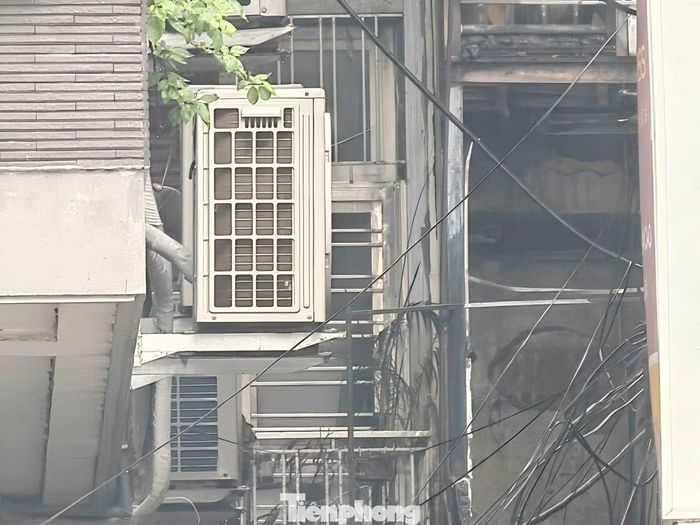 Thời điểm tiếp cận hiện trường, lực lượng chức năng xác định có 4 người đã thoát nạn ra ngoài và còn người mắc kẹt bên trong đám cháy, chỉ huy chữa cháy đã ngay lập tức chỉ đạo triển khai đội hình trinh sát, sử dụng bình thở chuyên dụng tiếp cận các tầng nhà tìm kiếm cứu nạn, cứu hộ, đồng thời tổ chức các mũi tấn công khống chế đám cháy, ngăn không để cháy lan lên các tầng phía trên và các nhà dân liền kề.