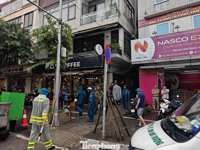 Phía ngoài đường vào ngôi nhà vẫn được phong tỏa nghiêm ngặt.
