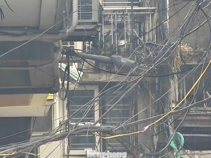 Đến khoảng 2h30, đám cháy cơ bản được khống chế, lực lượng chức năng đã ngăn chặn không để cháy lan sang khu vực xung quanh.