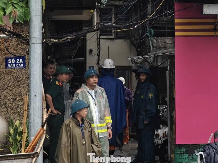 Trong quá trình tìm kiếm, cứu nạn, cứu hộ, lực lượng Cảnh sát PCCC&CNCH phát hiện 5 nạn nhân đã tử vong và bàn giao cho lực lượng y tế.