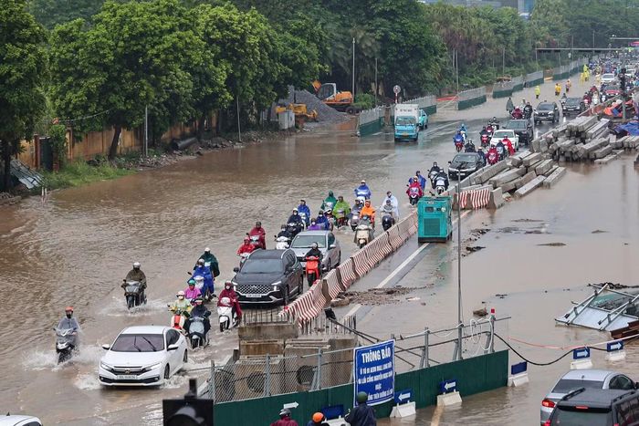 Mưa lớn kéo dài gây ngập úng cục bộ tại một số tuyến phố ở Hà Nội sáng 16/9, ảnh hưởng đến việc đi lại của người dân.