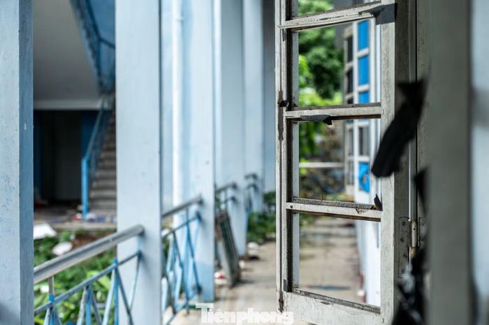 Một người dân sinh sống ngay trước cổng sân vận động cho biết, trước đây, còn đội bóng thì ở đây rất nhộn nhịp với tiếng còi, tiếng đá bóng của các cầu thủ. Sau khi CLB Than Quảng Ninh giải thể, chỉ có một bảo vệ trông coi thời gian, đến nay thì không còn ai lui tới nữa. "Không có người trông nên nhiều người lạ đến đây đập phá, trộm cắp tài sản", người dân phản ánh.