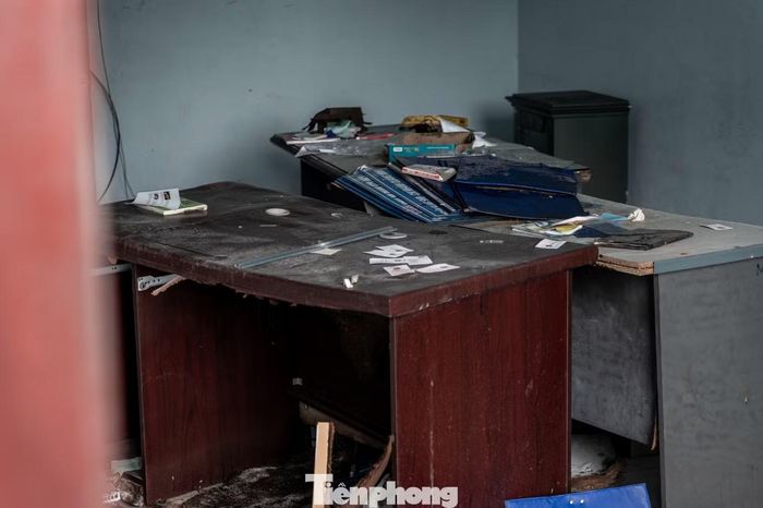 Nhiều phòng ở lẫn phòng làm việc để bụi phủ.