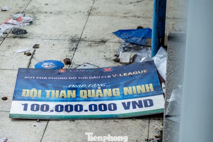 Ngổn ngang từ sân tới những căn phòng bỏ hoang là những dấu tích, thành tích, giải thưởng... ghi lại một thời huy hoàng của đội bóng đã từng nhiều năm liền đạt thứ hạng cao tại sân chơi V-League.