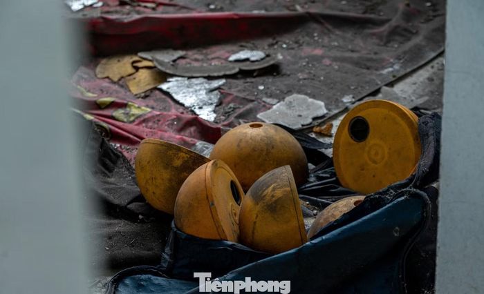 Nhưng cũng chính vào thời điểm hưng thịnh nhất. Năm 2021, Than Quảng Ninh đón nhận cú sốc khi "ông bầu" không còn đủ tiềm lực tài chính để duy trì đội bóng. Đến giữa năm, làn sóng đình công, đòi nợ lương thưởng và lót tay đã bùng phát trong tập thể đội ngũ ban huấn luyện và cầu thủ. Cuối năm, công ty quản lý đội bóng nộp đơn xin giải thể, sau đó cái tên Than Quảng Ninh chính thức bị FIFA khai trừ khỏi hệ thống bóng đá.