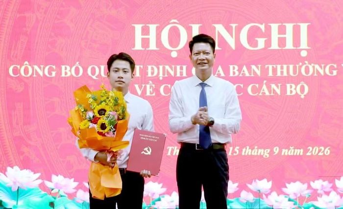 Ông Nguyễn Thế Phước, Phó Bí thư Tỉnh ủy, Chủ tịch Ủy ban Mặt trận Tổ quốc Việt Nam tỉnh Lào Cai trao quyết định, tặng hoa chúc mừng ông Đồng Mạnh Linh, tân Phó Bí thư Đảng ủy xã Chấn Thịnh.