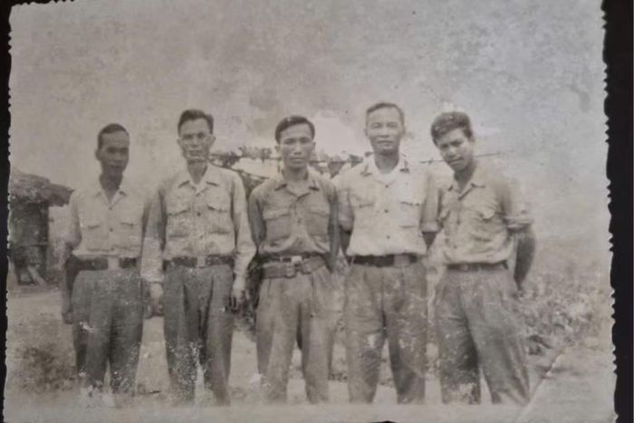 Các cán bộ tiểu đoàn chụp chung với cán bộ Trung đoàn 121 tại sở chỉ huy năm 1979, ông Phạm Tiến đứng ngoài cùng bên phải. Ảnh: NVCC.