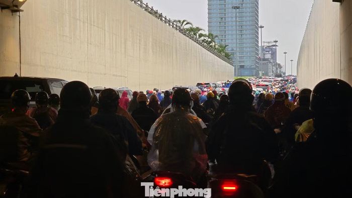 Càng vào sâu trong hầm, dòng ôtô càng dày đặc, nhiều thời điểm các phương tiện không thể di chuyển.