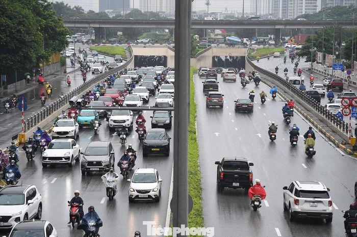 Đến khoảng 9h, dù trời đã tạnh mưa, dòng xe qua hầm chui Trung Hòa và đường Trần Duy Hưng vẫn đông. Lượng phương tiện lớn, trong khi dòng xe sau khi qua hầm tiếp tục phải dừng chờ tại các nút đèn tín hiệu phía trước, khiến nhiều đoạn ùn ứ kéo dài theo hướng vào trung tâm.