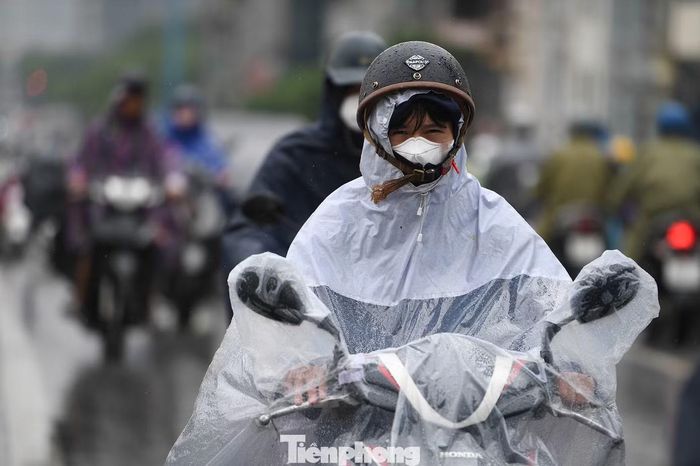Một người thường xuyên đi qua khu vực cho biết đoạn đường này vốn đông vào giờ cao điểm, song sáng nay thời gian di chuyển kéo dài hơn. “Vừa ra khỏi Đại lộ Thăng Long đã thấy xe ùn lại. Đến hầm chui thì gần như phải nhích từng chút một”, người này nói.