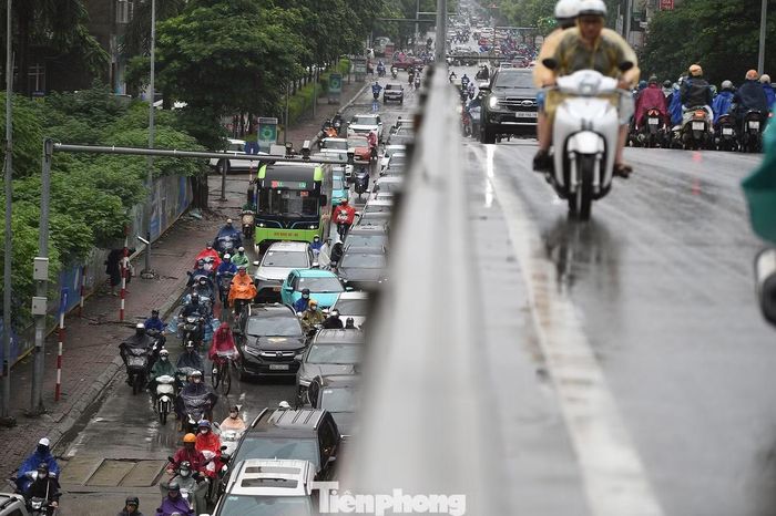Tình trạng tương tự được ghi nhận tại khu vực cầu vượt Nguyễn Chánh - Hoàng Minh Giám. Các dòng xe từ Nguyễn Chánh, Hoàng Minh Giám và những tuyến đường lân cận cùng đổ về nút giao, khiến phương tiện phải chờ qua từng nhịp đèn.