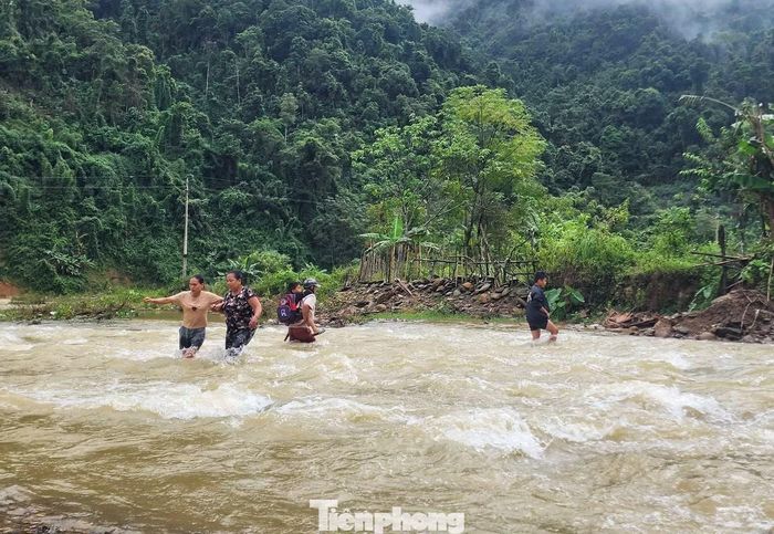  Để con không phải nghỉ học, nhiều phụ huynh bất chấp mưa gió, cõng con vượt dòng nước lũ﻿, rồi tiếp tục hành trình hàng chục km trên những cung đường miền núi trơn trượt, sạt lở. 
