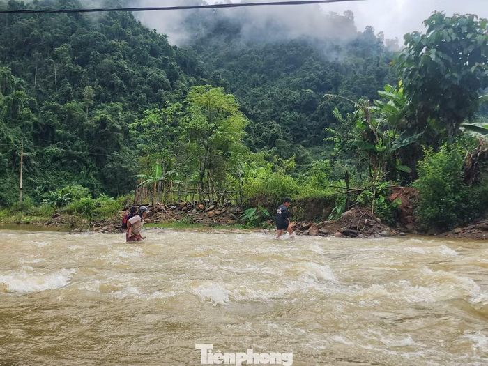 Ông Lô Thanh Nhất (Bí thư Đảng ủy xã Nga My) cho biết, mưa lớn những ngày qua khiến nhiều khe suối trên địa bàn dâng cao, trong đó có khe Ngân. Chính quyền địa phương đang theo dõi diễn biến thời tiết, mực nước và các điểm có nguy cơ sạt lở để cảnh báo, đảm bảo an toàn cho người dân và học sinh.