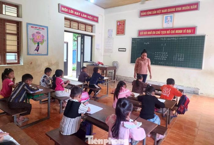 Trên đường đến trường, phía sau buổi học của các em học sinh Na Ngân là sự đồng hành của cha mẹ. Những đôi vai người lớn gồng mình vượt suối, vượt đường sạt lở, mong con được đến lớp an toàn.