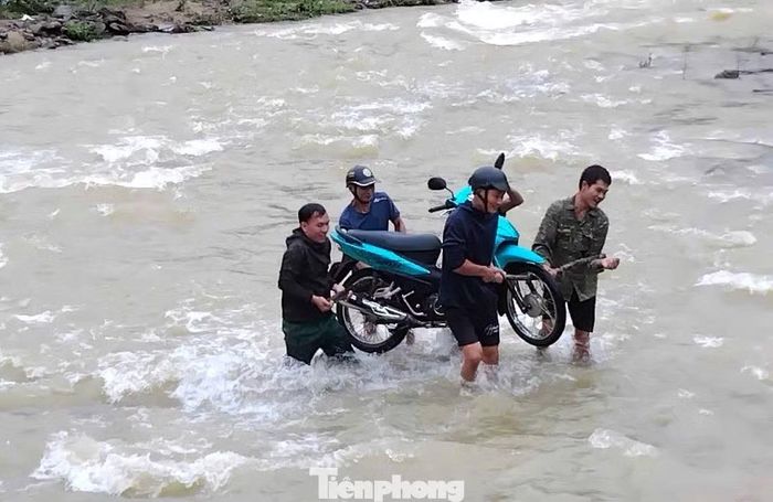  “Mấy hôm trước mưa lớn﻿, nước khe Ngân dâng cao nên phụ huynh không thể đưa học sinh ra trường được. Khi nước có chững lại, người dân mới dám cõng con, khiêng xe máy vượt suối để đưa học sinh﻿ đến trường”, Trưởng bản Na Ngân Lương Văn Ùn nói. 