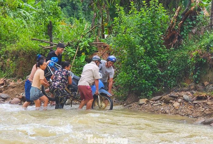 Hành trình đến lớp của học sinh Na Ngân không chỉ có những con suối dâng cao mà còn qua nhiều đoạn đường miền núi nhỏ hẹp, trơn trượt sau mưa.