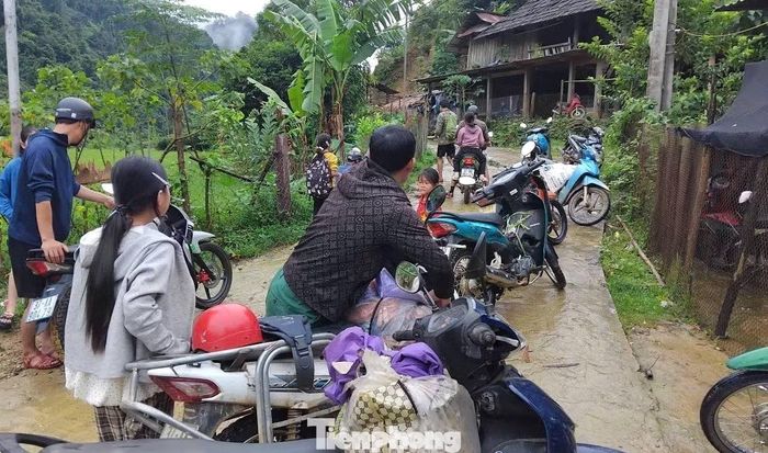 Bản Na Ngân hiện có 153 hộ với 738 nhân khẩu, 100% là đồng bào dân tộc Thái. Toàn bản có 90 học sinh ở 3 cấp học. Trong đó, 70 em từ lớp 3 đến lớp 9 phải ra trường chính ở trung tâm xã, cách bản hơn 20km. Cung đường từ bản ra xã rất hiểm nguy, có nhiều điểm sạt lở. Mỗi khi mưa lớn, người dân không dám đi lại.