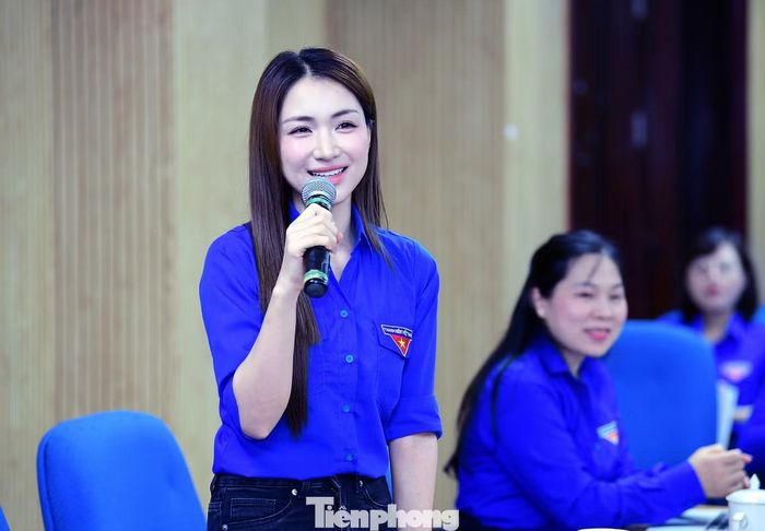 Ca sĩ Hòa Minzy phát biểu ý kiến tại hội nghị. Ảnh: X.T