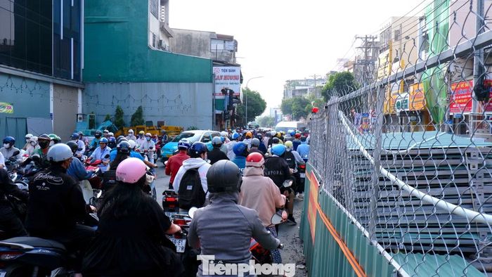 Phương tiện ùn ứ qua khu vực rào chắn trên đường Cách Mạng Tháng Tám. Ảnh: Hữu Huy