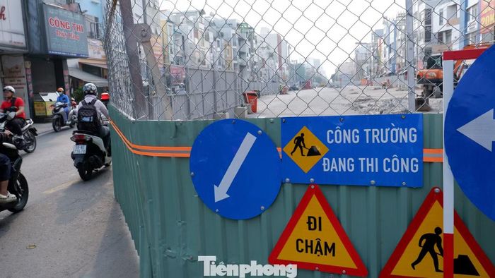 Rào chắn trên đường Cách Mạng Tháng Tám phục vụ dự án metro số 2 TPHCM. Ảnh: Hữu Huy