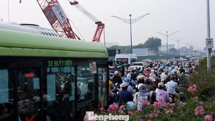 Xe buýt "chôn chân" giữa dòng phương tiện (đoạn qua khu vực thi công nhà ga ST9 của tuyến metro số 2 TPHCM).