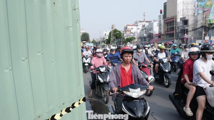 Khu vực nút giao Công Trường Dân Chủ cũng xuất hiện các đoạn rào chắn để phục vụ dự án metro số 2. Ảnh: Hữu Huy