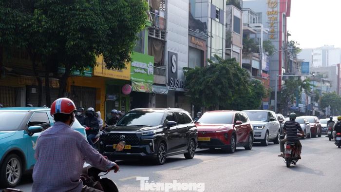 Dòng xe nối đuôi nhau trên đường Cách Mạng Tháng Tám (hướng từ công viên Lê Thị Riêng đi nút giao Bảy Hiền). Ảnh: Hữu Huy