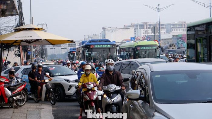 Giao lộ Trường Chinh - Chế Lan Viên ken đặc phương tiện.