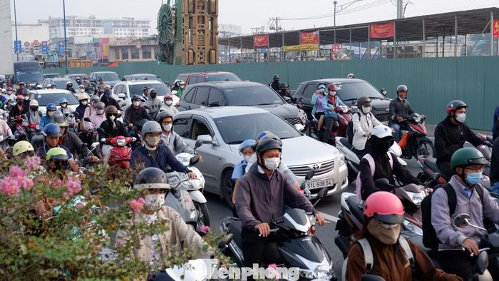 Một phần làn đường Trường Chinh được rào chắn để thi công, gây áp lực di chuyển lớn qua khu vực.