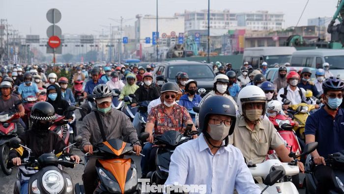 Đến hơn 8 giờ sáng, giao thông qua khu vực vẫn ùn ứ kéo dài. Ảnh: Hữu Huy